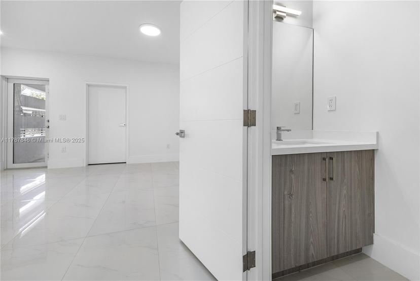 Picture of 3140 Carter St, Miami FL 33133
