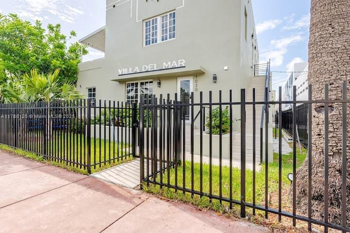 Picture of 1020 6Th St, Miami Beach, FL 33139