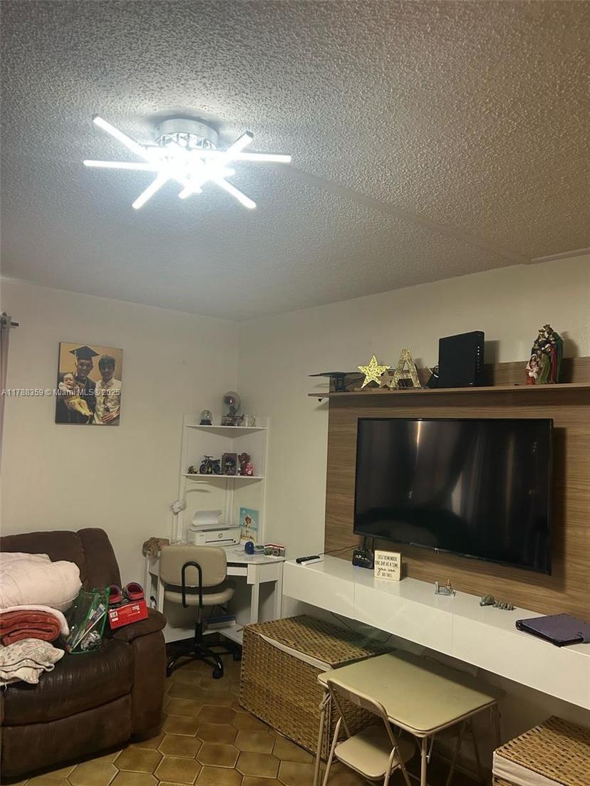 Picture of 2480 W 67Th Pl # 12, Hialeah FL 33016