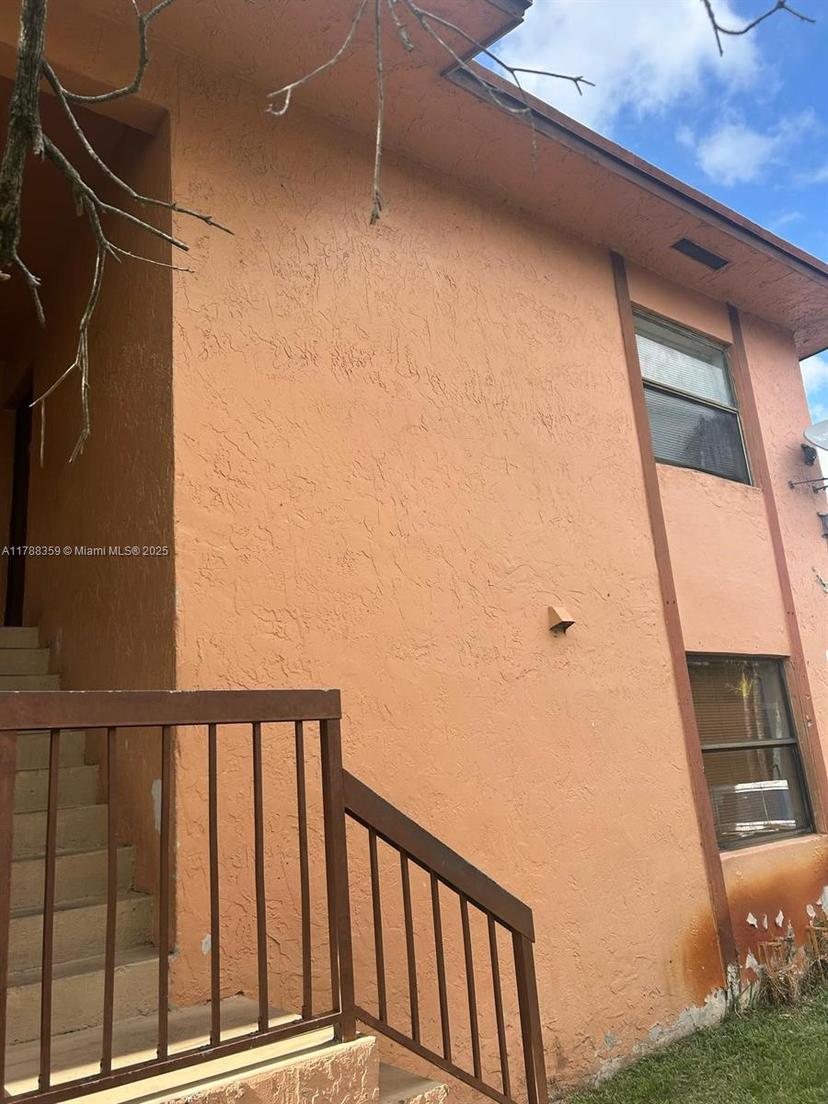 Picture of 2480 W 67Th Pl # 12, Hialeah FL 33016