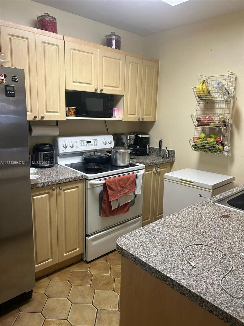 Picture of 2480 W 67Th Pl # 12, Hialeah FL 33016