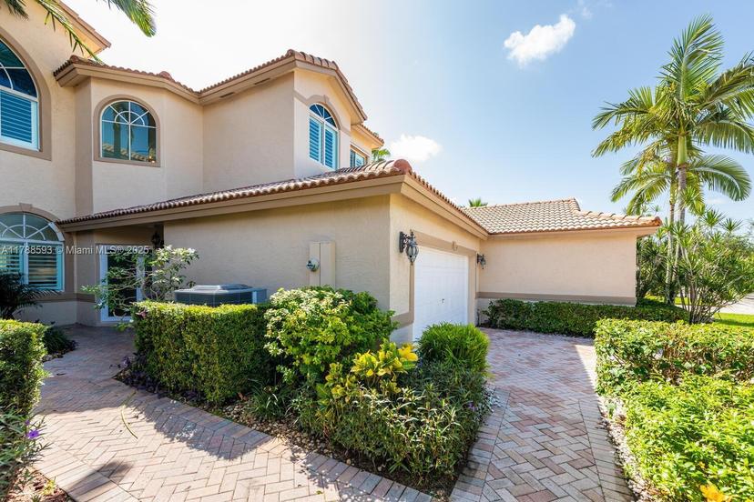 Picture of 5134 W Madison Lakes Cir W, Davie FL 33328