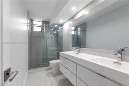 Picture of 2500 Parkview Dr # 1121, Hallandale Beach, FL 33009
