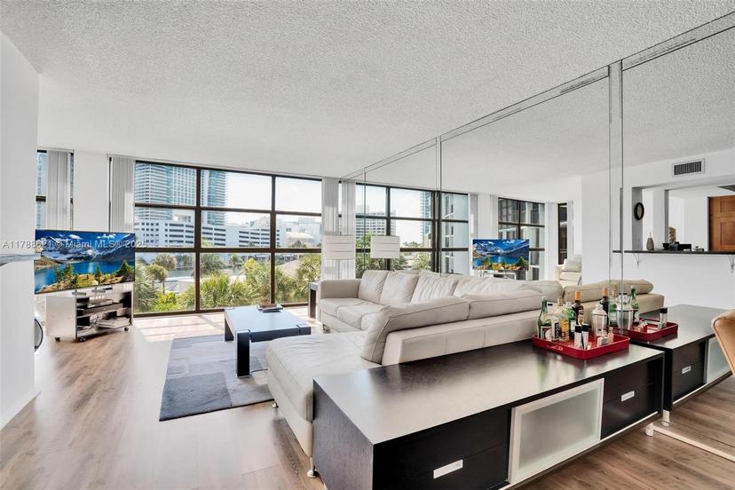 Picture of 600 Parkview Dr # 422, Hallandale Beach FL 33009