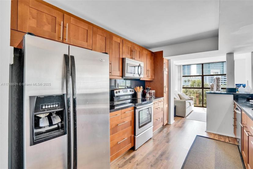 Picture of 600 Parkview Dr # 422, Hallandale Beach FL 33009