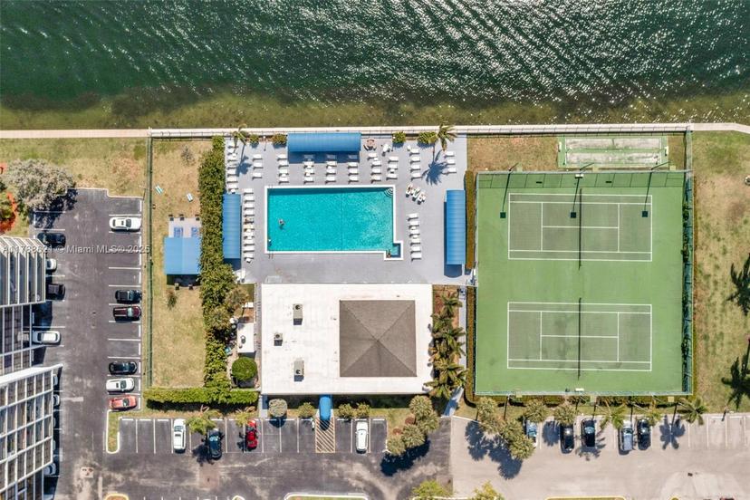 Picture of 600 Parkview Dr # 422, Hallandale Beach FL 33009