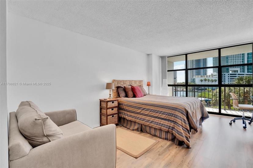 Picture of 600 Parkview Dr # 422, Hallandale Beach FL 33009