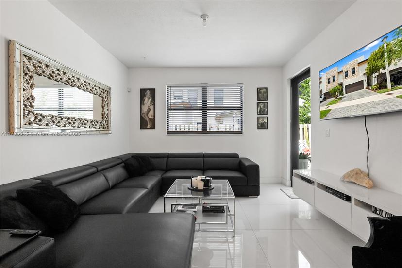 Picture of 8110 NW 104Th Ct, Doral FL 33178