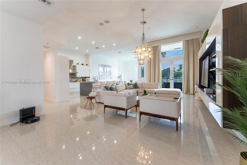 Picture of 4021 E Lake Estates Dr, Davie FL 33328