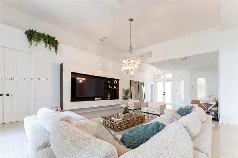 Picture of 4021 E Lake Estates Dr, Davie FL 33328