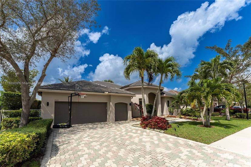 Picture of 4021 E Lake Estates Dr, Davie FL 33328
