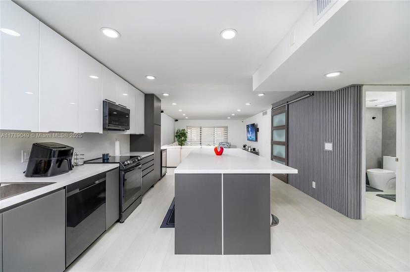Picture of 413 Lakeview Dr # 103, Weston FL 33326