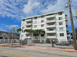 Picture of 8024 Tatum Waterway Dr # 5D, Miami Beach, FL 33141