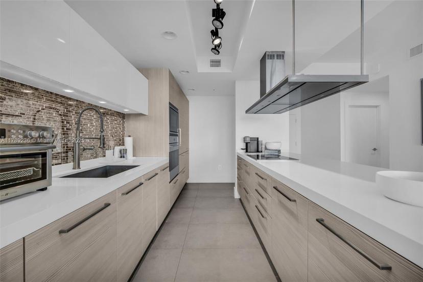 Picture of 17111 Biscayne Blvd # 1406, North Miami Beach FL 33160