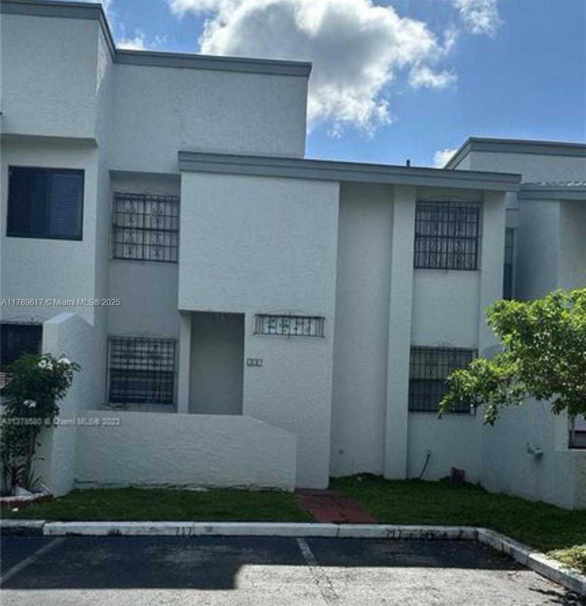 Picture of 717 NW 105Th Pl # C2, Miami, FL 33172