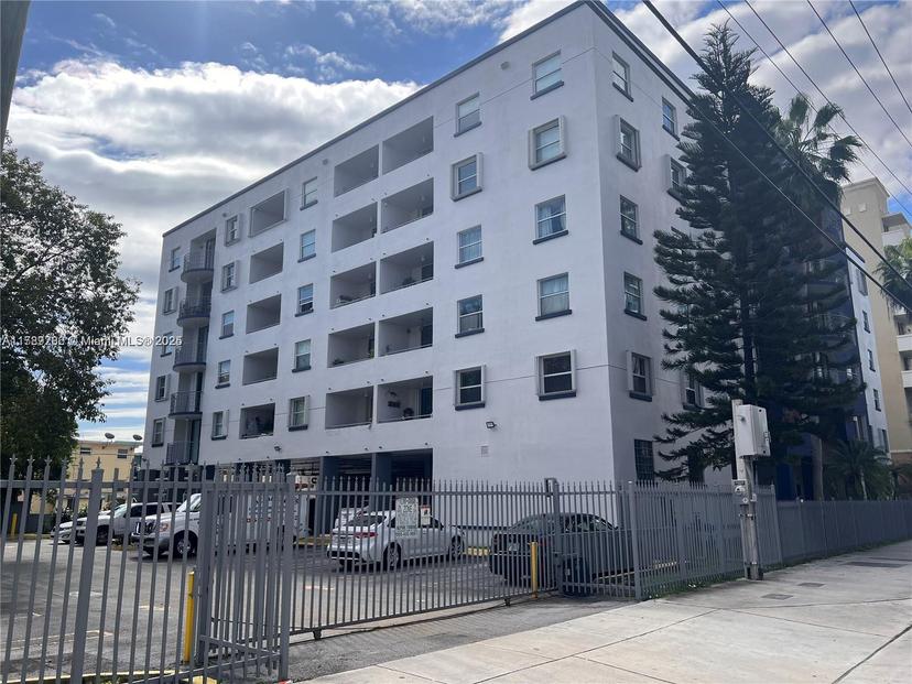 Picture of 546 SW 1St St # 611, Miami FL 33130
