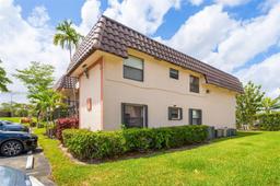Picture of 821 NE 207Th Ln # 105, Miami, FL 33179