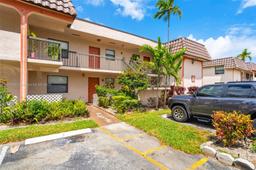 Picture of 821 NE 207Th Ln # 105, Miami, FL 33179