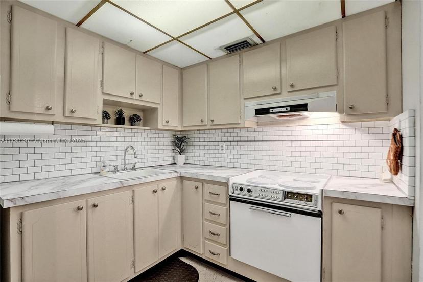 Picture of 700 Layne Blvd # 218, Hallandale Beach FL 33009
