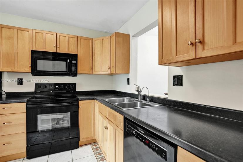Picture of 6179 Pine Tree Ln # B, Tamarac FL 33319