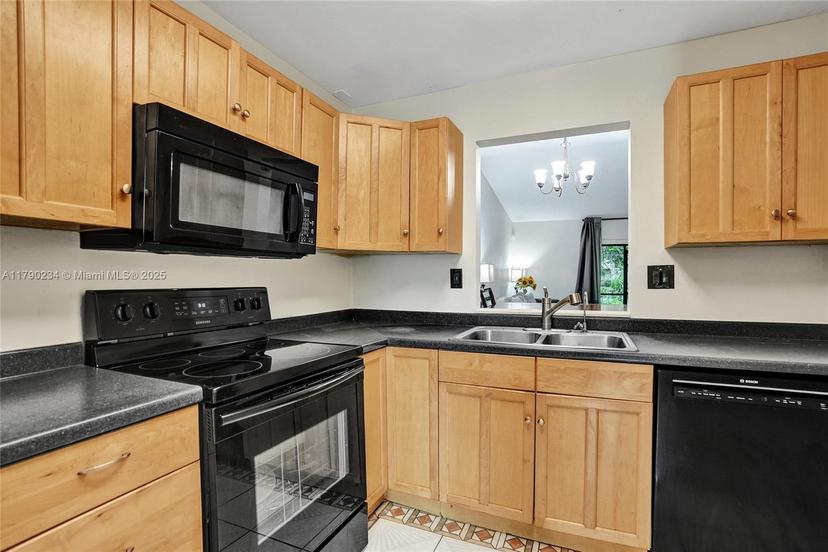 Picture of 6179 Pine Tree Ln # B, Tamarac FL 33319