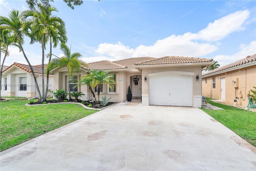Picture of 13995 S Cypress Cove Cir, Davie FL 33325