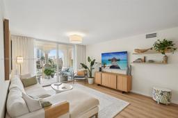 Picture of 19701 E Country Club Dr # 5603, Aventura, FL 33180