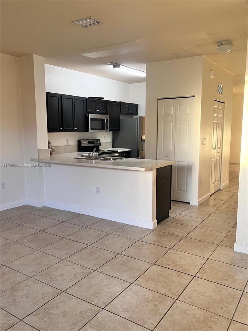 Picture of 112 SE 28Th Ter # 4, Homestead FL 33033