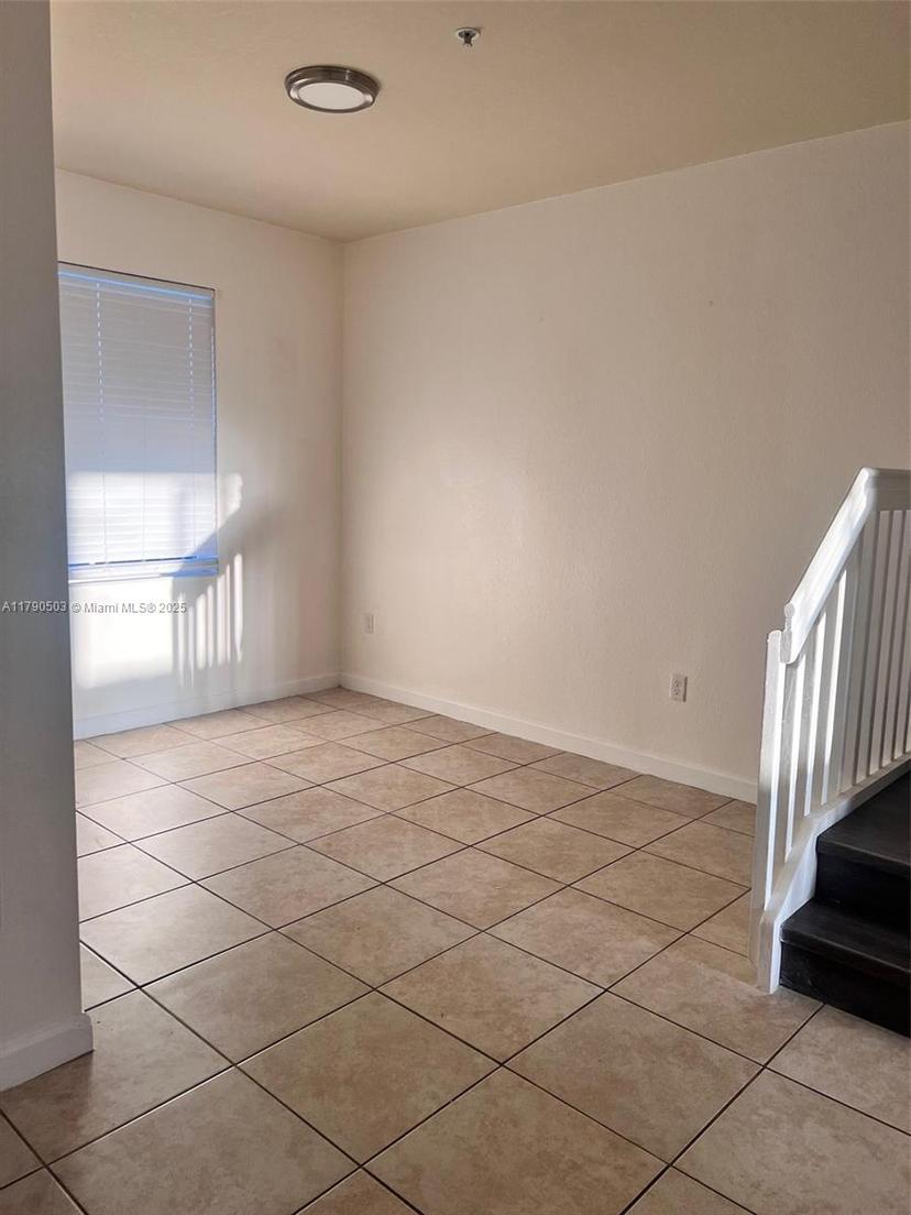 Picture of 112 SE 28Th Ter # 4, Homestead FL 33033