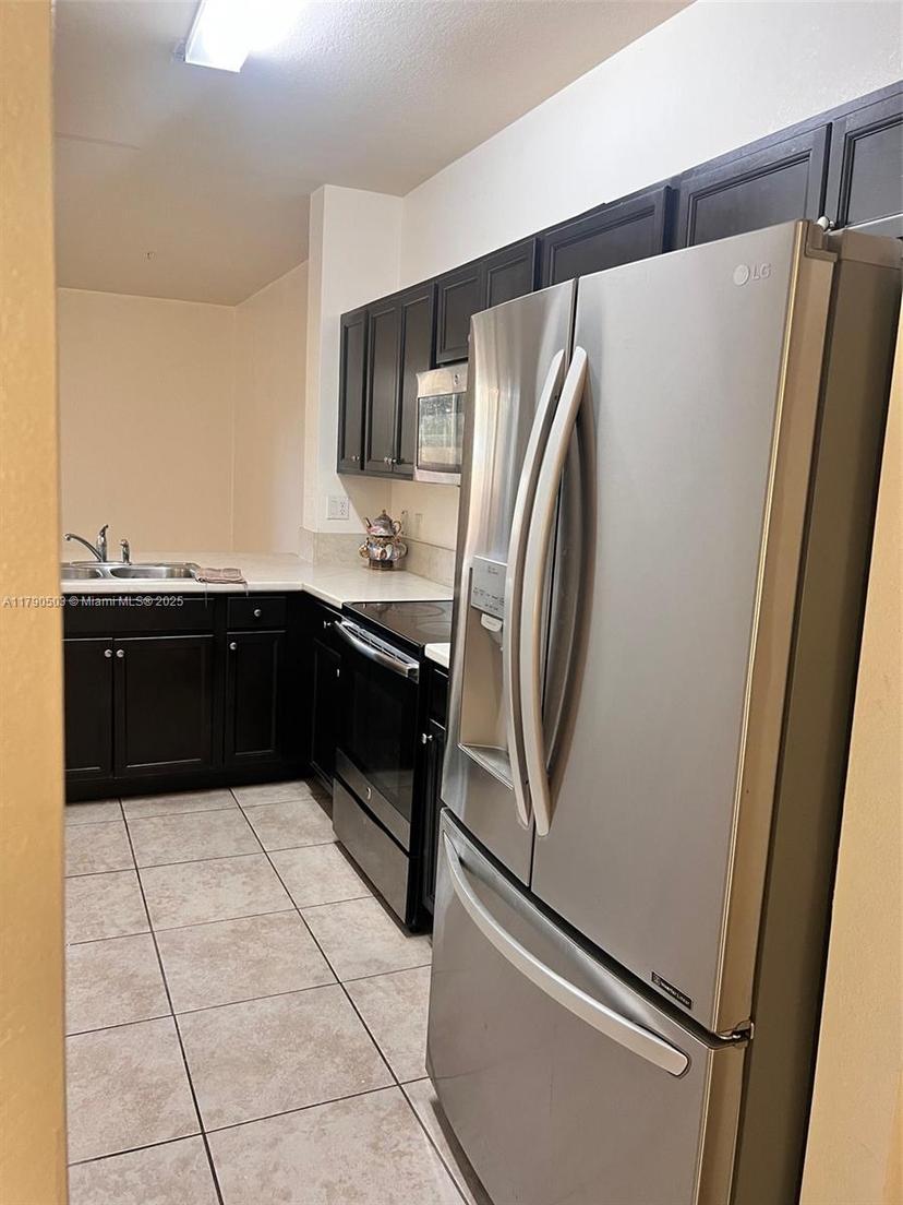 Picture of 112 SE 28Th Ter # 4, Homestead FL 33033
