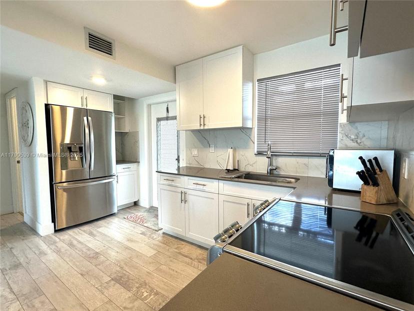 Picture of 8300 Sunrise Lakes Blvd # 208, Sunrise FL 33322