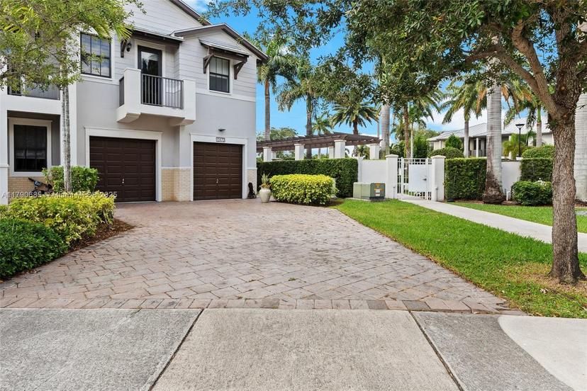Picture of 10470 NW 58Th Ter, Doral FL 33178