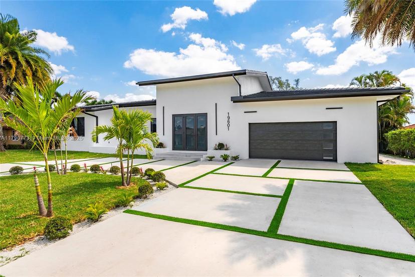 Picture of 19601 E Saint Andrews Dr, Hialeah FL 33015