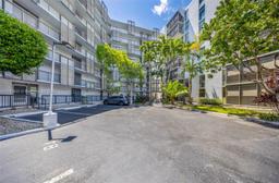 Picture of 20400 W Country Club Dr # 812, Aventura, FL 33180