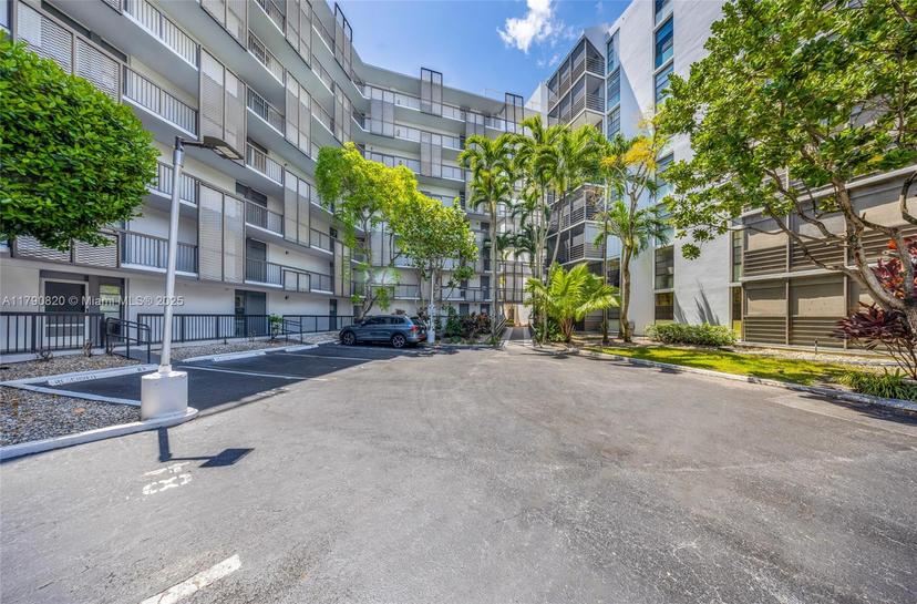 Picture of 20400 W Country Club Dr # 812, Aventura FL 33180