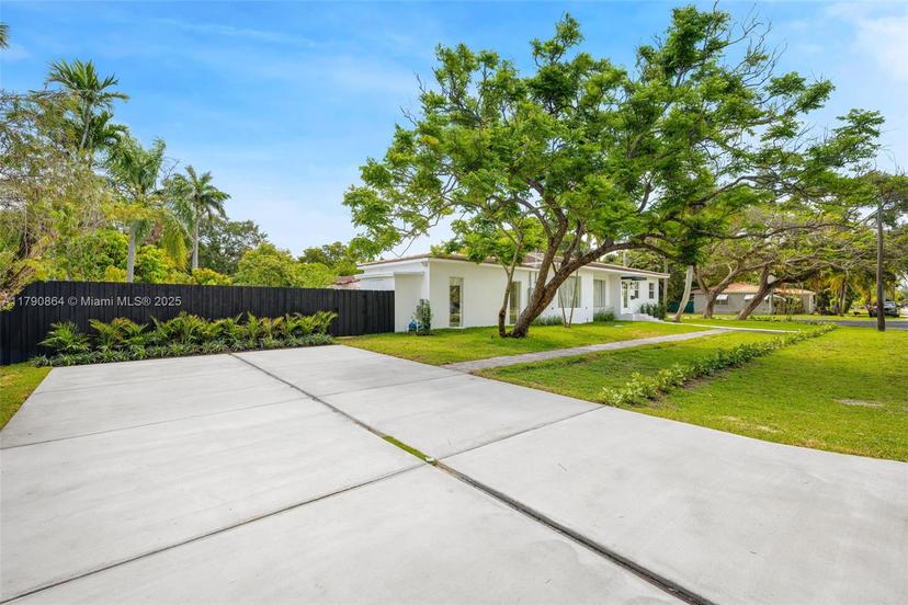 Picture of 701 NE 119Th St, Biscayne Park FL 33161
