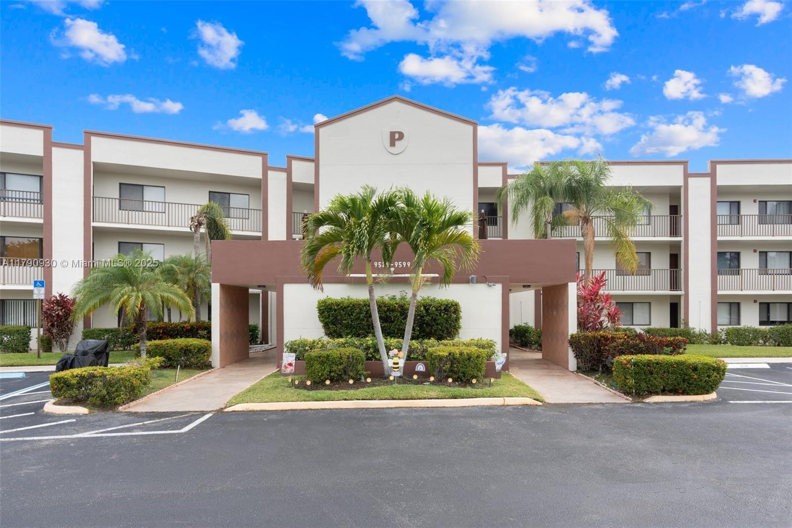 Picture of 9585 N Belfort Cir # 308, Tamarac, FL 33321