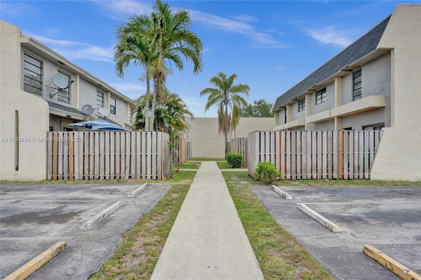 Picture of 2306 NW 52Nd Ave # 2306, Lauderhill FL 33313