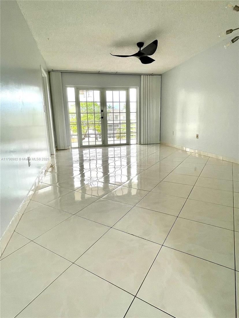 Picture of 8280 Sunrise Lakes Blvd # 307, Sunrise FL 33322
