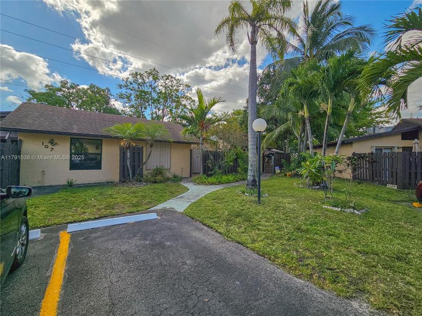 Picture of 109 Briarwood Cir # 2, Hollywood FL 33024