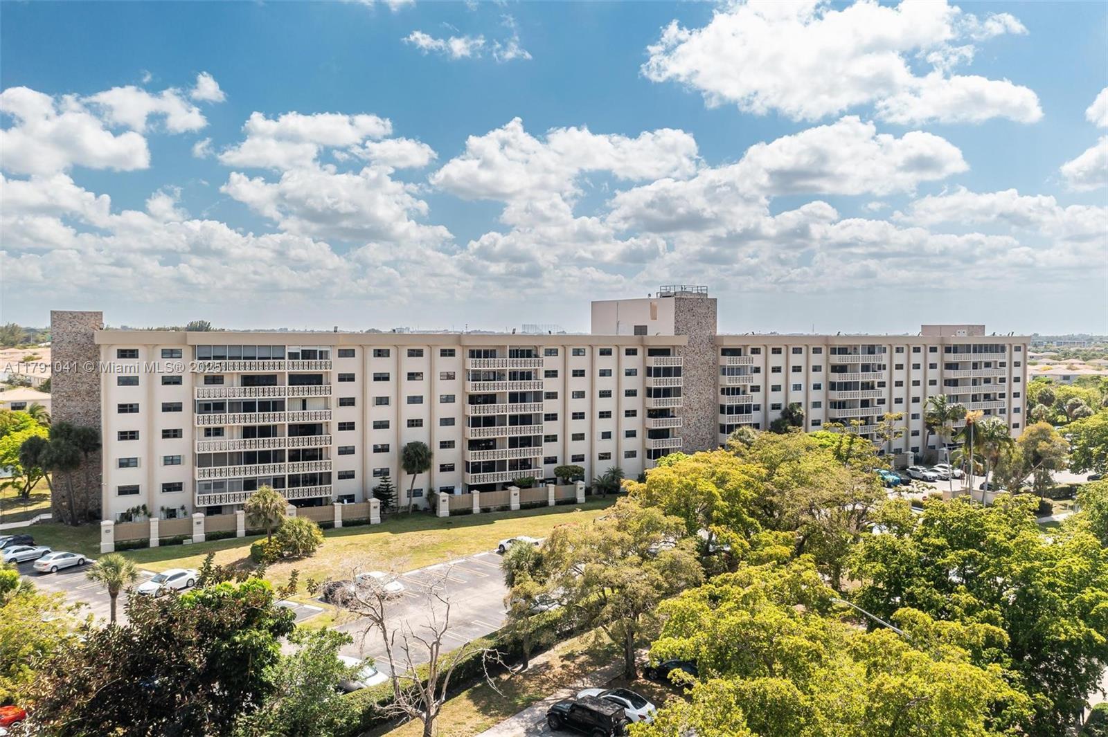 Picture of 800 NE 195Th St # 518, Miami, FL 33179