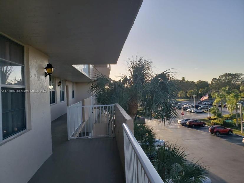 Picture of 250 Jacaranda Dr # 402, Plantation FL 33324