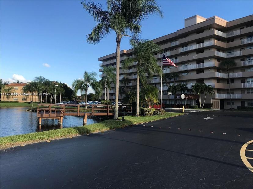 Picture of 250 Jacaranda Dr # 402, Plantation FL 33324