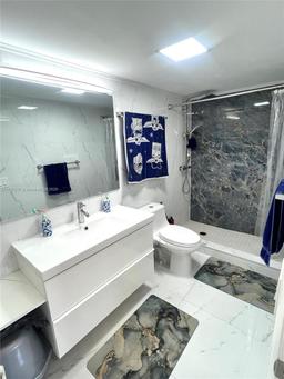Picture of 437 Golden Isles Dr # 14G, Hallandale Beach, FL 33009