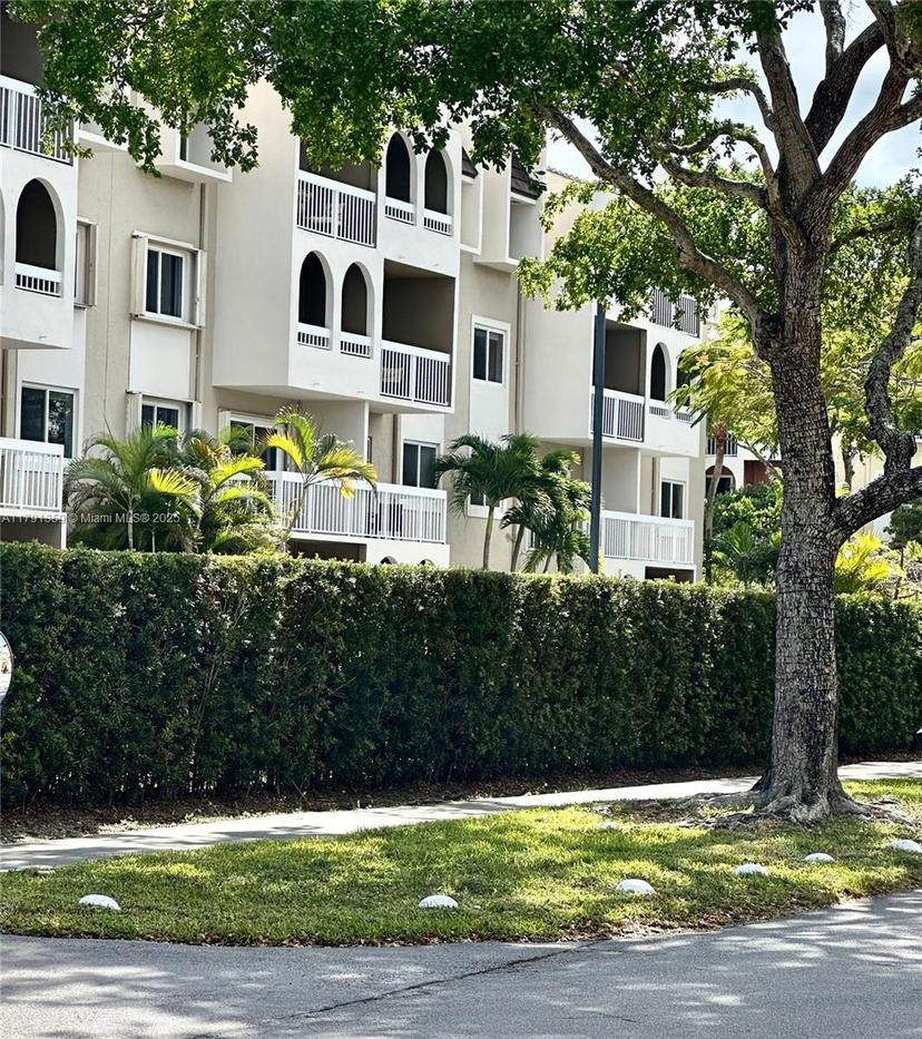 Picture of 7740 Camino Real # 409, Miami FL 33143
