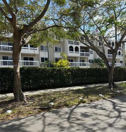 Picture of 7740 Camino Real # 409, Miami, FL 33143
