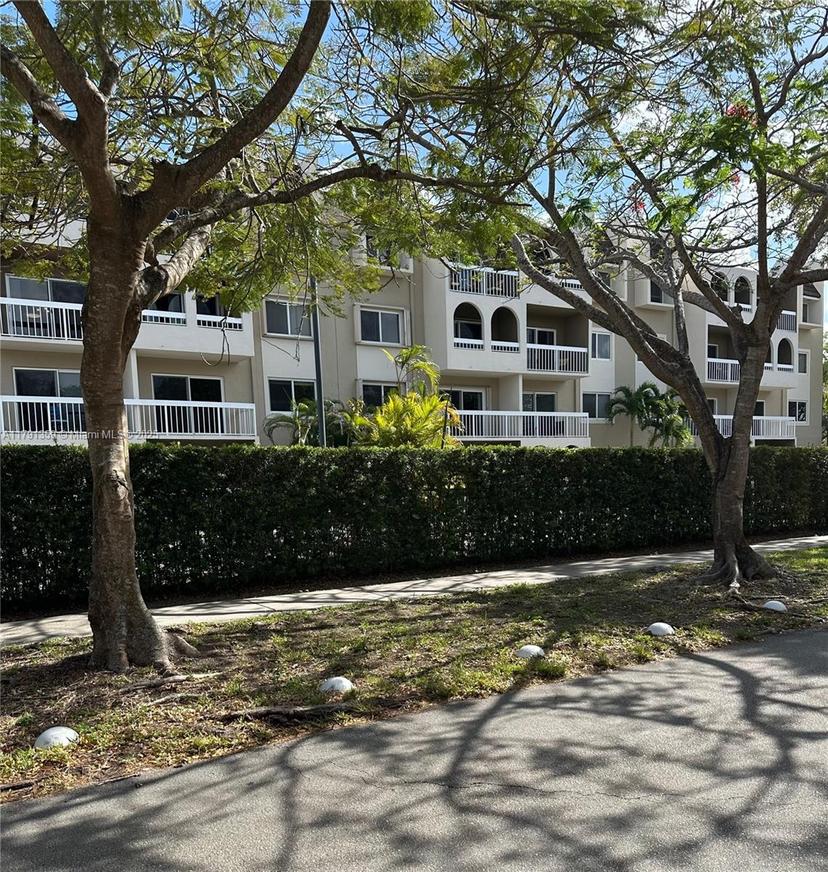 Picture of 7740 Camino Real # 409, Miami FL 33143