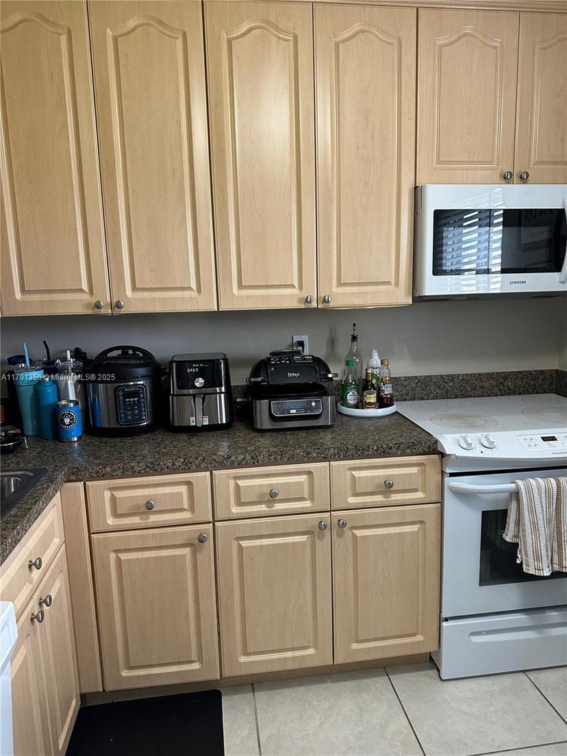 Picture of 7740 Camino Real # 409, Miami FL 33143