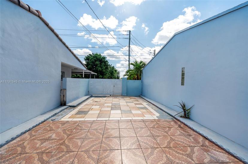 Picture of 7000 W 15Th Ct, Hialeah FL 33014