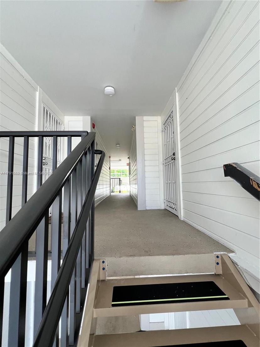 Picture of 19055 NW 62Nd Ave # 212, Hialeah FL 33015